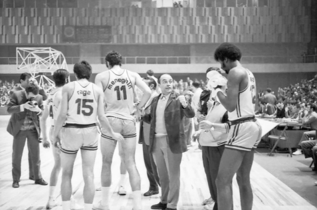 Nikolic con l'Ignis Varese. Nella foto Jones in primo piano.